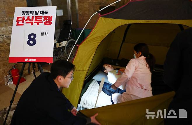 [서울=뉴시스] 김명년 기자 = 통일교·공천헌금 '쌍특검' 수용을 촉구하며 여드레째 단식중인 장동혁 국민의힘 대표가 21일 서울 여의도 국회 로텐더홀 농성장에서 의료진 진찰을 받고 있다. 2026.01.22. kmn@newsis.com