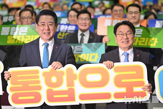 [광주=뉴시스] 이영주 기자 = 강기정(오른쪽) 광주시장과 김영록 전남도지사가 16일 오후 광주 서구 김대중컨벤션센터에서 열린 광주·전남 행정통합 추진 범시도민협의회 발대식에 참여해 기념사진을 촬영하고 있다. 2026.01.16. leeyj2578@newsis.com