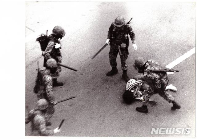 [서울=뉴시스] 1980년 5·18 광주민주화 운동 당시 무방비 상태의 시민에게 곤봉을 휘두르며 폭력을 가하는 계엄군의 모습. 정씨는 당시를 "한민족으로서 있을 수 없는 일"이라고 기억했다. <저작권자 요청으로 회원사는 사용할 수 없습니다> 2019.05.18 (제공=정태원씨)