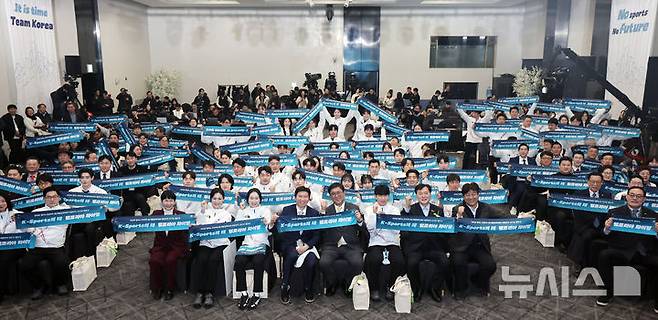 [서울=뉴시스] 조성우 기자 = 22일 오후 송파구 올림픽파크텔에서 열린 2026 밀라노 동계올림픽 선수단 결단식에서 최휘영 문화체육관광부 장관과 유승민 대한체육회장, 최민정 대표선수, 이수경 단장 등 출전 선수와 감독을 비롯한 참석자들이 단체 기념촬영을 하고 있다. 2026.01.22. xconfind@newsis.com