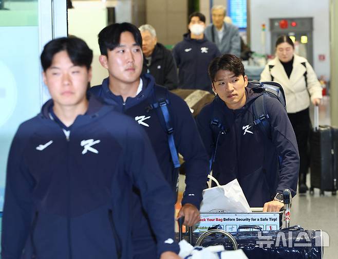 [인천공항=뉴시스] 황준선 기자 = 2026 월드 베이스볼 클래식(WBC)에 출전하는 대한민국 야구 국가대표팀 박해민이 20일 밤 사이판에서 전지훈련을 마치고 인천국제공항 1터미널을 통해 귀국하고 있다. 2026.01.20. hwang@newsis.com
