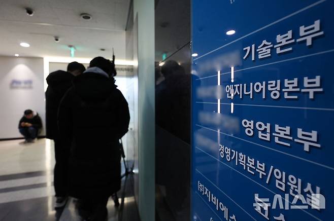 [서울=뉴시스] 권창회 기자 = 22일 서울 금천구 가산디지털단지역 인근 빌딩 내 한 업체에서 취재진들이 대기하고 있다. 서울경찰청 공공범죄수사대는 김병기 무소속 의원의 '차남 숭실대 편입 특혜 의혹'과 관련해 차남 김모씨가 재직했던 중견기업에 대한 압수수색을 실시하고 있다고 밝혔다. 2026.01.22. kch0523@newsis.com