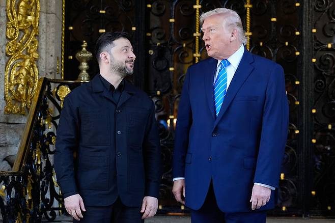 [팜비치=AP/뉴시스] 도널드 트럼프 미국 대통령(오른쪽)이 지난달 29일 우크라이나 종전안을 논의하기 위해 플로리다주 팜비치 마러라고 저택에 도착한 볼로디미르 젤렌스키 우크라이나 대통령을 맞이하고 있다. 2026.01.22.