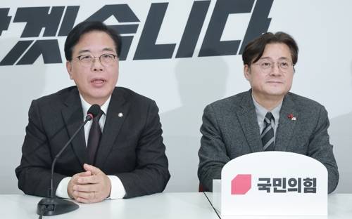 홍익표 정무수석 만나 인사말하는 국민의힘 송언석 원내대표 홍익표 정무수석 만나 인사말하는 국민의힘 송언석 원내대표     (서울=연합뉴스) 신현우 기자 = 국민의힘 송언석 원내대표가 22일 국회를 방문한 홍익표 청와대 정무수석과 만나 인사말하고 있다. 2026.1.22     nowwego@yna.co.kr (끝)   <저작권자(c) 연합뉴스, 무단 전재-재배포, AI 학습 및 활용 금지>