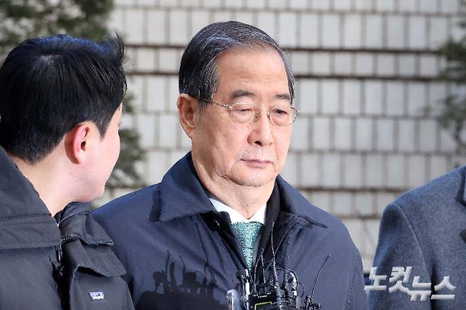 내란 우두머리 방조 혐의를 받는 한덕수 전 국무총리가 21일 서울중앙지법에서 열린 1심 선고 공판에 출석하기 위해 법정으로 향하고 있다. 박종민 기자