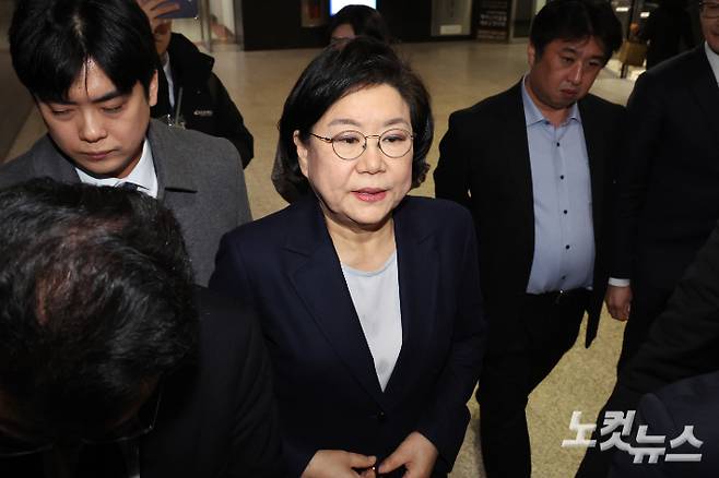 이혜훈 기획예산처 장관 후보자가 19일 서울 여의도 국회에서 취재진의 질문을 받으며 이동하고 있다. 윤창원 기자