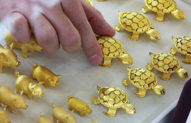 금값이 최고가 행진을 이어가면서 22일 한국의 순금 시세는 한돈(3.75ｇ) 98만9000원을 기록했다. 사진은 기사의 특정 사실과 관련 없음. 연합뉴스