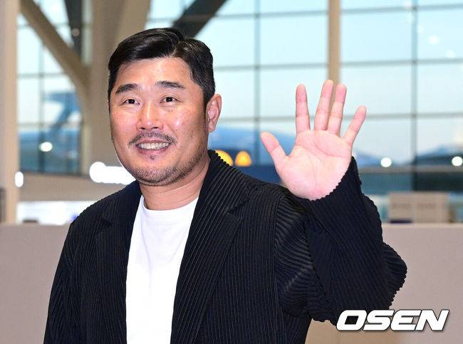 [OSEN=인천공항, 최규한 기자] 프로야구 NC 다이노스 이호준 감독과 박민우가 2026 시즌을 준비하기 위해 21일 오후 미국으로 출국했다.NC는 오는 3월 7일까지 미국 애리조나주 투손에서 2026 스프링캠프(CAMP2) 담금질에 나선다.&nbsp;NC 이호준 감독이 출국을 앞두고 인사를 전하고 있다. 2026.01.21 / dreamer@osen.co.kr