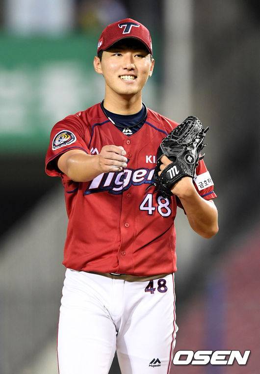 [OSEN=잠실, 최규한 기자] 10일 오후 서울 잠실야구장에서 '2016 타이어뱅크 KBO 리그' 두산 베어스와 KIA 타이거즈의 경기가 열렸다.4회말 2사 1루 상황 양의지를 삼진으로 이끌며 실점없이 이닝을 마친 KIA 선발 홍건희가 미소짓고 있다. /dreamer@osen.co.kr