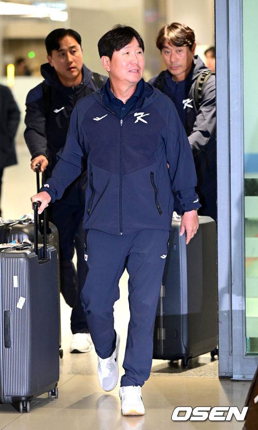 [OSEN=인천공항, 최규한 기자] 류지현 감독이 이끄는 야구 국가대표팀 선수단 및 코칭스태프가 21일 오후 미국령 사이판에서 열린 1차 전지훈련을 마치고 인천공항을 통해 귀국했다. 2026 WBC(월드베이스볼클래식)를 준비하는 대표팀은 2월 15일 오키나와 캠프에서 다시 소집될 예정이다. 대표팀 류지현 감독과 최원호-강인권 코치가 입국장을 나서고 있다. 2026.01.21 / dreamer@osen.co.kr
