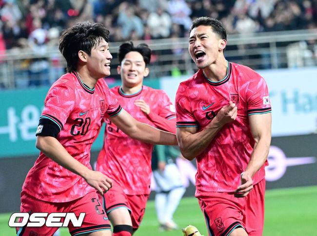 [OSEN=대전, 최규한 기자] 1년 8개월 만에 대표팀으로 돌아온 조규성이 골맛을 봤다. 손흥민도 프리킥 득점으로 한국을 승리로 이끌었다.홍명보 감독이 이끄는 한국축구대표팀(FIFA 랭킹 22위)은 14일&nbsp;대전월드컵경기장에서 볼리비아(76위)와 11월 A매치 1차전을 치러 2-0으로 승리했다.&nbsp;후반 막판 한국 조규성이 팀 두번째 골을 작렬시킨 뒤 동료들과  환호하고 있다. 2025.11.14 / dreamer@osen.co.kr
