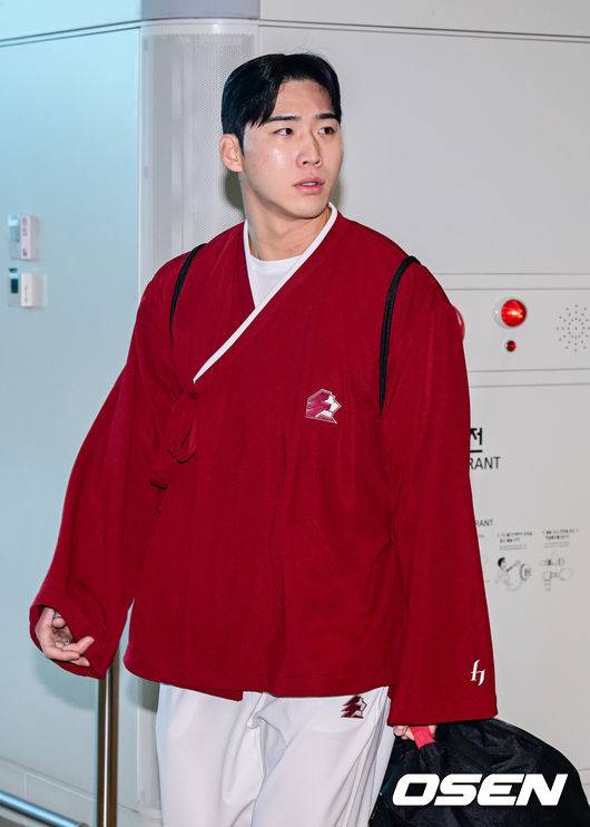 [OSEN=인천공항, 최규한 기자] 프로야구 키움 히어로즈가 2026 시즌을 준비하기 위해 22일 오전 대만 가오슝으로 출국했다.키움은 22일부터 3월 7일까지 총 45일간 대만 가오슝에서 2026시즌을 위한 스프링캠프에 돌입한다. 이번 캠프에는 설종진 감독을 포함한 코칭스태프 12명과 선수 48명 등 총 60명이 참가한다.키움 이주형를 비롯한 선수단이 출국장에 들어서고 있다. 2026.01.22 / dreamer@osen.co.kr