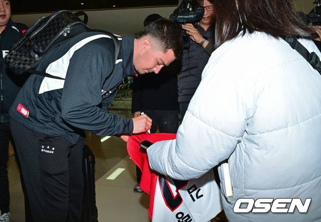 [OSEN=김포공항, 박준형 기자] 2026시즌 스프링캠프 나서는 KIA 코칭스태프와 외국인 선수들이 22일 김포국제공항을 통해 일본 아마미오시마로 출국했다. 지난해 미국 캘리포니아 어바인에서 훈련했던&nbsp;KIA는 일본 가고시마현의 외딴섬인 아마미오시마로 1차 훈련지로 정했다. 심재학 KIA 단장은 “미국에서 훈련해서 원하던 결과를 얻지 못했다”면서 “시차 등을 고려해도 일본이 낫다고 평가했다. 현지 실사를 했을 때 훈련에만 집중하기 딱 좋은 환경이었다”고 밝혔다.&nbsp;KIA 올러가 팬에게 사인을 해주고 있다.     2026.01.22 / soul1014@osen.co.kr