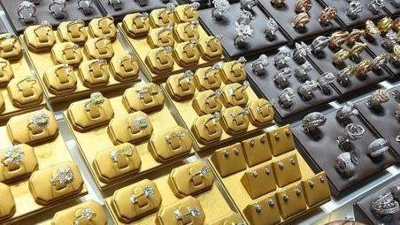 금은방마다 매입·판매 가격 구조가 달라 소비자 혼란이 커지고 있다. 부가세와 가공비가 체감 시세 차이를 만든다. 게티이미지