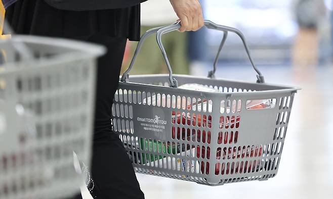 서울 시내 대형마트에서 시민들이 장을 보는 모습. 뉴스1