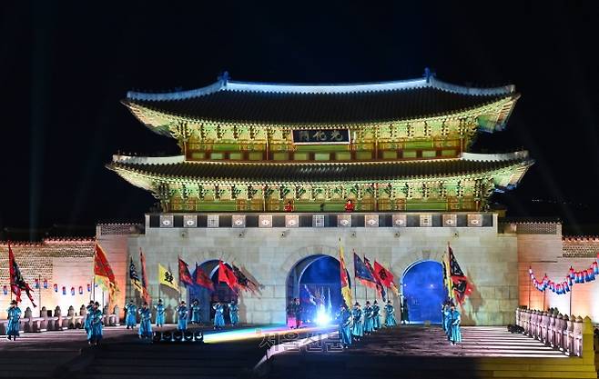 2023년 10월 서울 광화문에서 열린 광화문 월대 및 현판 복원 기념행사 모습. 2006년 ‘광화문 제 모습 찾기’를 시작으로 그간 추진된 월대와 현판의 복원이 마무리됐음을 알리는 행사였다. 서울신문DB