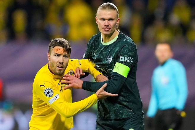 맨체스터 시티 간판 골잡이 엘링 홀란(오른쪽)이 21일(한국시간) 노르웨이 보되 아스프미라 스타디움에서 열린 유럽축구연맹(UEFA) 챔피언스리그(UCL) 리그 페이즈 7차전 보되/글림트 원정경기에서 몸싸움을 하고 있다. 보되 로이터 연합뉴스