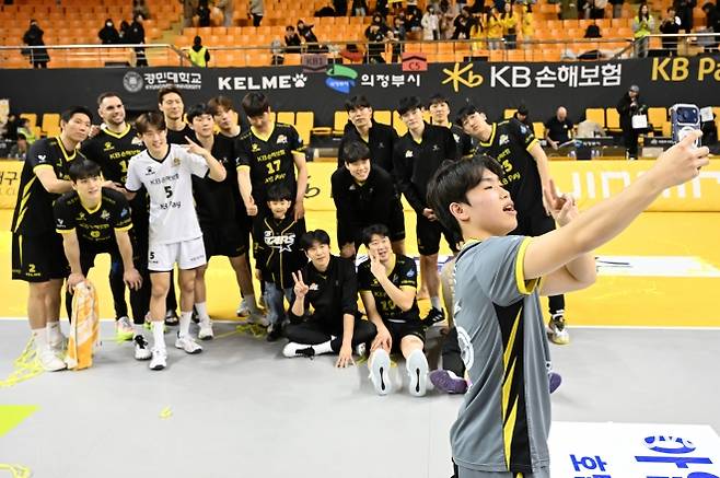 이학진이 OK저축은행전 승리 후 형들과 함께 기념사진을 남기고 있다. 2026.1.21 한국배구연맹 제공