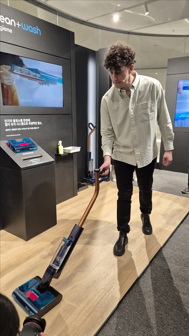 네이슨 로슨 맥클린 다이슨 시니어 디자인 매니저가 22일 서울 더현대에서 다이슨 클린앤워시 하이진을 시연하고 있다. 민나리 기자