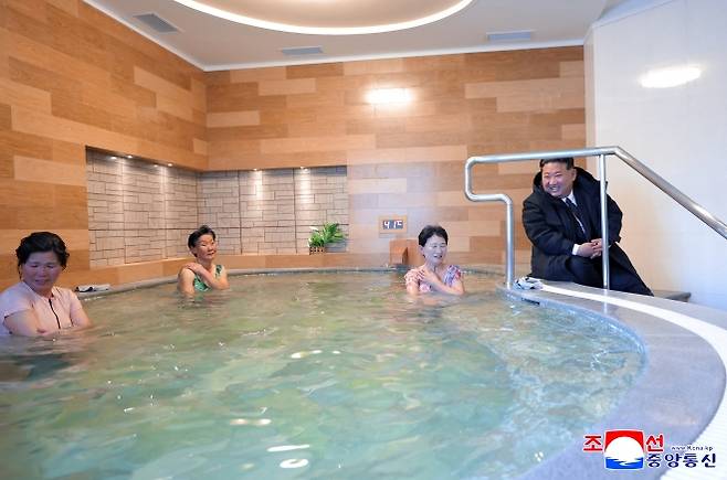 김정은 북한 국무위원장이 지난 20일 과거 운영 실태를 신랄하게 질타했던 함경북도 경성군 온포근로자휴양소 준공식에 참석해 리모델링 성과를 칭찬했다고 조선중앙통신이 21일 보도했다. 2026.1.21 평양 조선중앙통신 연합뉴스