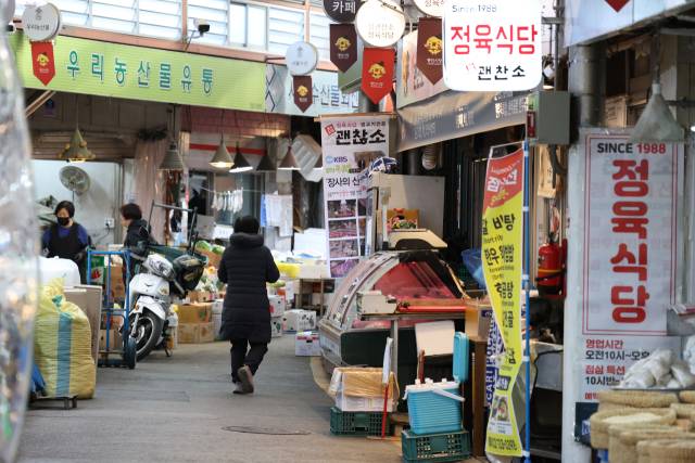 지난=7일 서울 시내 전통시장에서 시민들이 장을 보고 있다. 지난달 고환율과 물가 부담이 동시에 덮치면서 상승세를 타던 경제 심리가 4개월 만에 꺾인 것으로 나타났다. 연합뉴스