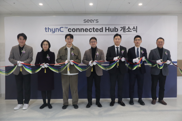 이영신(가운데) 씨어스테크놀로지 대표와 유창득(오른쪽 세번째) 대웅제약 본부장 등 관계자들이 22일 열린 ‘씽크 커넥티드 허브’ 개소식에서 테이프를 커팅한 후 기념촬영을 하고 있다. 사진 제공=씨어스테크놀로지