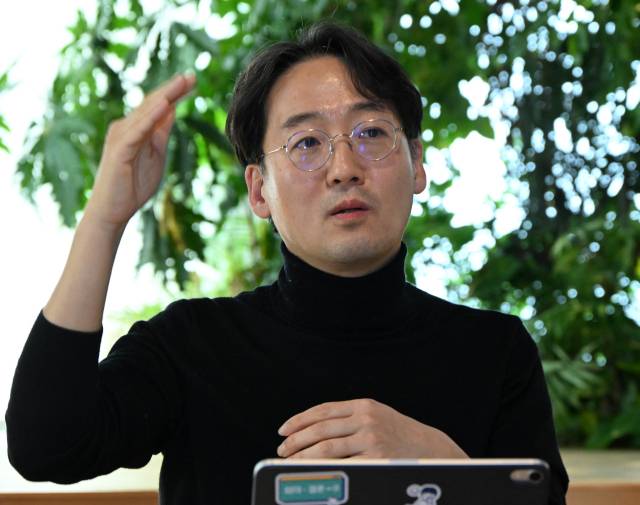 심완엽 디셈버앤컴퍼니 부대표가 21일 서울경제신문과의 인터뷰에서 로보어드바이저 기반 자산관리 서비스의 장점을 설명하고 있다. 성형주 기자