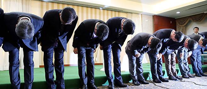 2014년 1월 20일 오전 서울 중구 코리아나호텔에서 열린 신용카드3사(KB국민카드, NH농협카드, 롯데카드) 개인정보 유출 사건에 관한 기자회견에서 카드3사 임직원들이 고객들에게 사과하고 있다. 동아DB