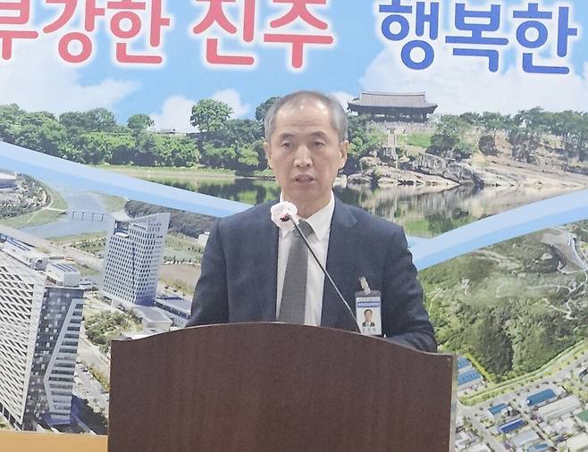 김성일 진주시 우주항공경제국장이 KAI 회전익 비행센터 1주년 성과와 향후 사업에 대해 설명하고 있다. ⓒ시사저널 김대광