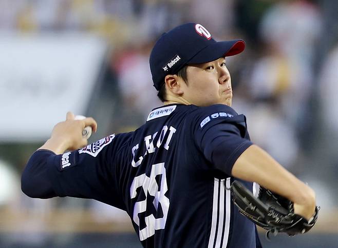 두산 이영하, 최원준, 최승용, 최민석은 올 시즌 선발투수로 활약이 기대되는 자원이다. 이들이 플렉센, 잭로그, 곽빈의 뒤를 든든하게 받쳐준다면 두산은 남부럽지 않은 로테이션을 구축할 수 있다. 두산 최승용. 뉴시스