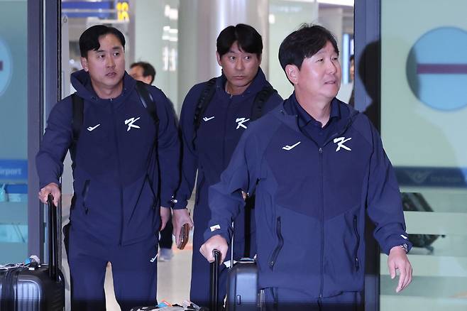 &nbsp;류지현 대표팀 감독(오른쪽 첫 번째)은 사이판 전지훈련 기간 선수들이 보인 성과에 크게 만족했다. 좋은 분위기를 이어 2026 WBC서 결과를 내겠다는 각오다. 뉴시스&nbsp;