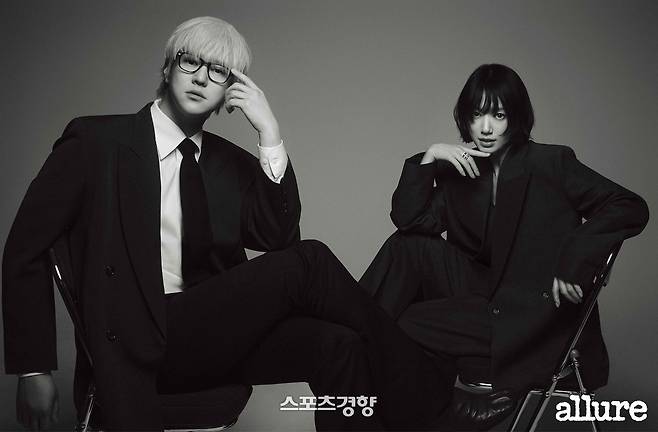 화보 촬영을 하고 있는 배우 고경표와 박신혜. 얼루어 코리아 제공