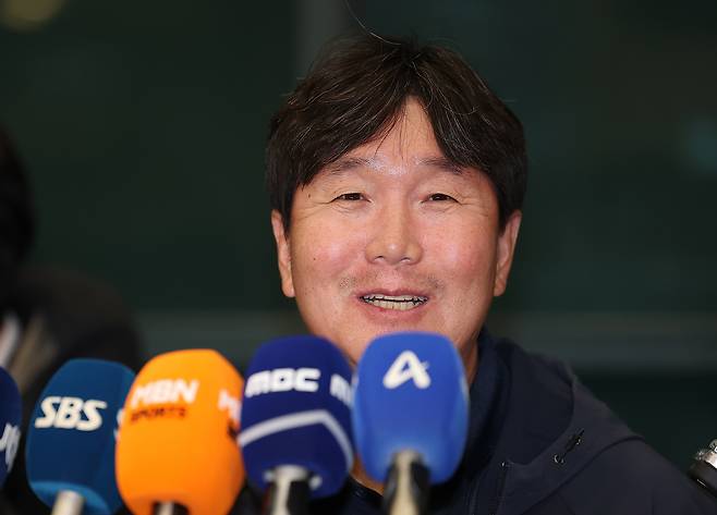 류지현 WBC 대표팀 감독이 사이판 1차 캠프 훈련을 모두 소화하고 21일 인천공항으로 귀국해 소감을 밝히고 있다. 연합뉴스