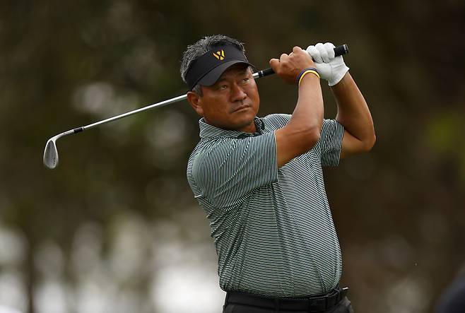 최경주가 지난해 12월 8일 미국 플로리다주 클리어워터에서 열린 월드 챔피언스컵 최종일 싱글매치 도중 1번 홀에서 아이언샷을 하고 있다. 게티이미지코리아