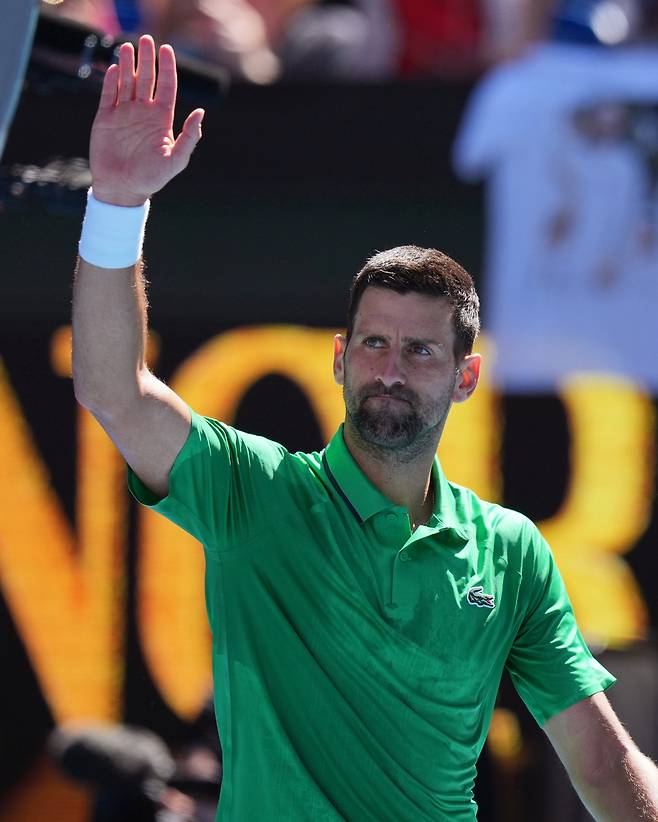 노바크 조코비치가 22일 호주 멜버른에서 열린 프란체스코 마에스트렐리와의 호주오픈 남자 단식 2회전에서 승리한 뒤 팬들에게 인사하고 있다.    멜버른 | AP연합뉴스