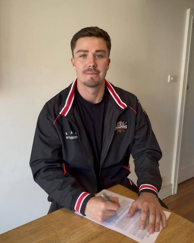 프로야구 KIA 타이거즈가 새 외국인 타자로 내야수 제리드 데일을 신규 영입했다고 24일 밝혔다. KIA 아시아쿼터 선수 제리드 데일이 계약서에 사인하고 있다. 2025.12.24 KIA타이거즈 제공