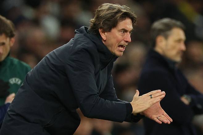 토머스 프랭크 토트넘 감독이 21일 도르트문트와의 챔피언스리그 홈경기 도중 선수들을 격력하고 있다. AFP연합뉴스