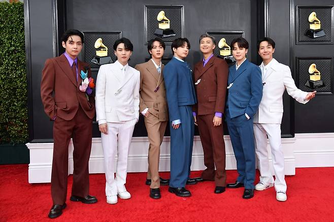 그룹 방탄소년단(BTS)이 2022년 4월 미국 라스베이거스의 MGM 그랜드 가든 아레나에 마련된 제64회 그래미 시상식장에 도착해 포즈를 취하고 있다. 연합뉴스