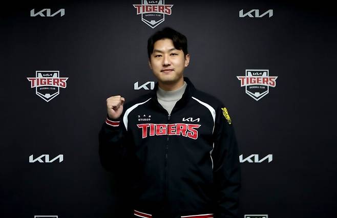 ▲ 홍건희는 “친정 팀으로 복귀하게 되어 감회가 새롭다. 챔피언스 필드 마운드에 오를 생각을 하니 벌써부터 설렌다. 하루 빨리 팬들을 만나 뵙고 싶다”며 “구단에서 좋은 기회를 주신 만큼 팀 성적에 보탬이 될 수 있도록 노력하겠다”고 각오를 드러냈다.ⓒKIA타이거즈