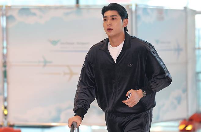 ▲ 이정후가 21일 미국으로 출국한 뒤 22일 LA 공항에서 잠시 억류됐다. 한국에 일부 입국 서류를 놓고 온 것이 이유라 알려졌다. 다행히 관련 당국들의 협력으로 1시간 만에 풀려났다. ⓒ연합뉴스