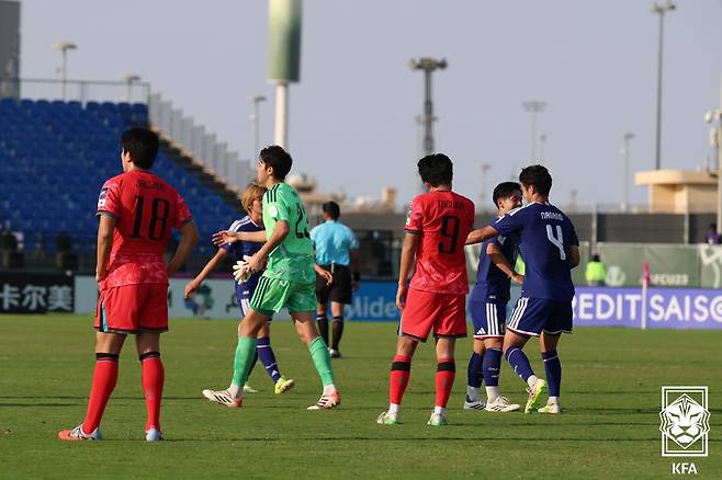 2026 AFC U-23 아시안컵 4강전을 마친 뒤 희비가 엇갈린 한국과 일본 대표팀 선수들. /사진=대한축구협회 제공