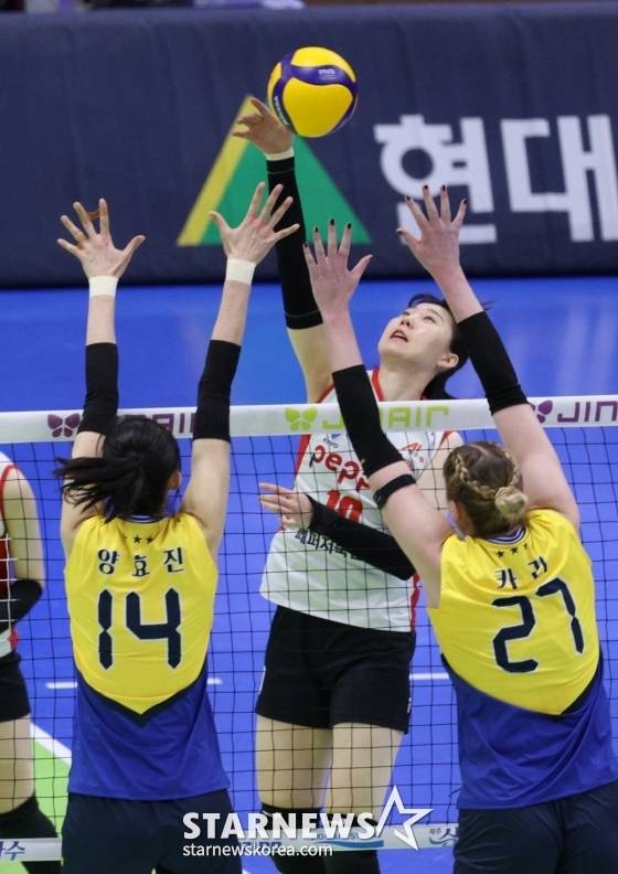 박정아(가운데)의 경기 모습. /사진=김진경 대기자