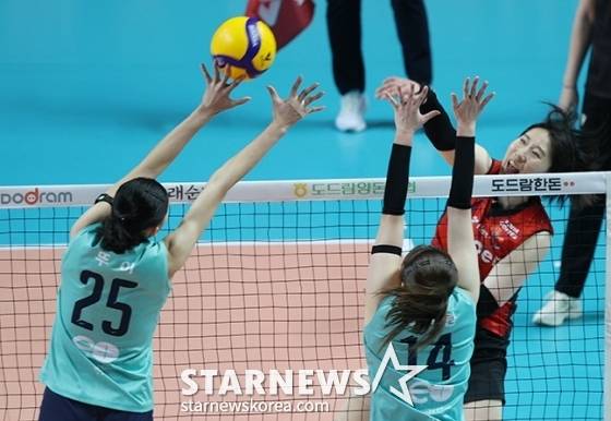 스파이크를 때리는 박정아(가장 오른쪽). /사진=김진경 대기자