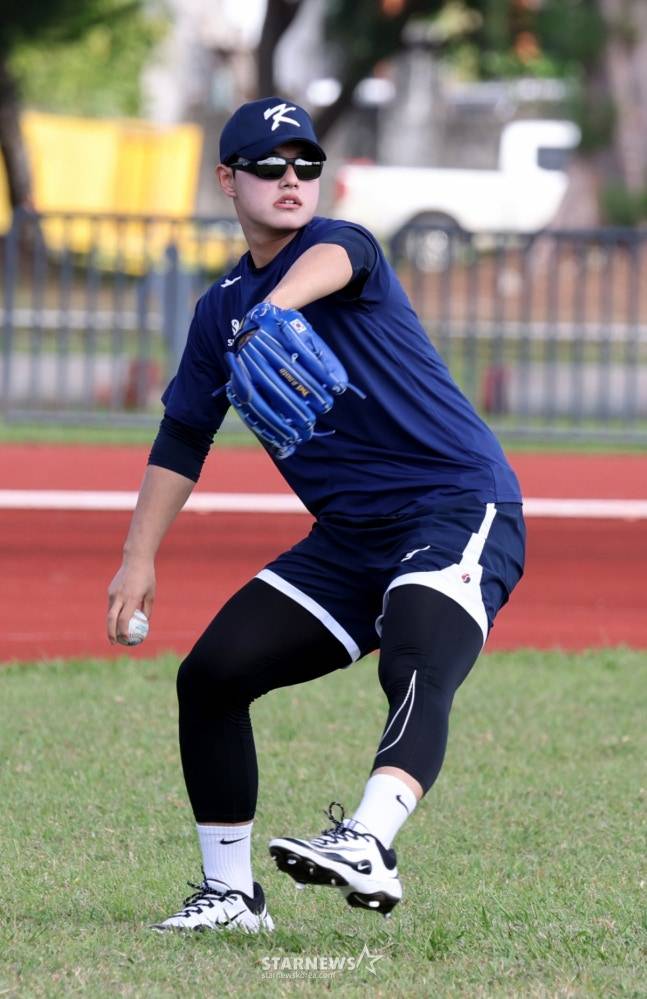 문동주가 사이판 1차 캠프에서 캐치볼을 하고 있다. /사진=강영조 선임기자