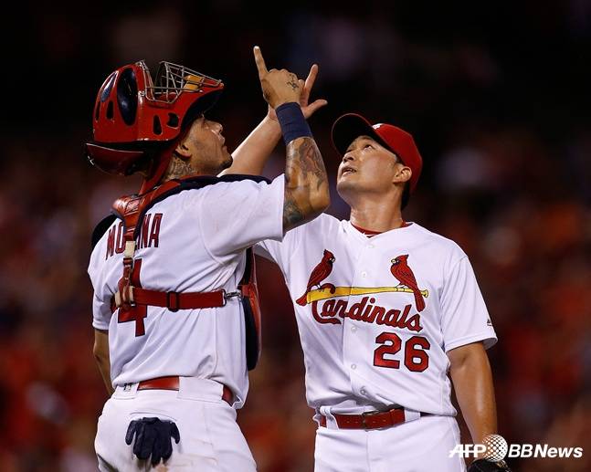 세인트루이스 시절 승리를 합작하고 세리머니를 하고 있는 오승환(오른쪽)과 몰리나. /AFPBBNews=뉴스1