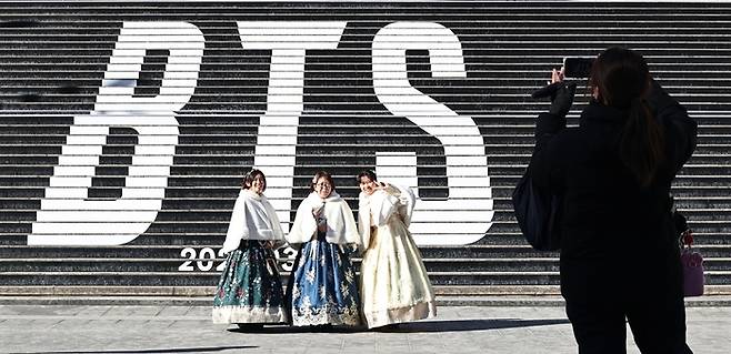 세종문화회관 계단에 방탄소년단 컴백을 알리는 홍보물이 래핑됐다. 사진ㅣ연합뉴스