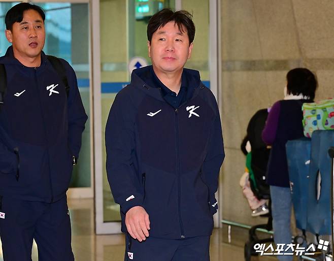 한국 야구 대표팀이 2026 WBC(월드베이스볼클래식) 대비 1차 캠프를 위해 9일 오전 인천국제공항을 통해 사이판으로 출국했다.  출국장으로 향하는 류지현 감독. 엑스포츠뉴스 DB