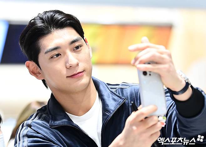 미국 프로야구 메이저리그(MLB) 샌프란시스코 자이언츠 이정후가 21일 오후 인천국제공항을 통해 미국으로 출국했다.   이정후가 출국장에서 팬과 사진 촬영을 하고 있다. 인천공항, 박지영 기자