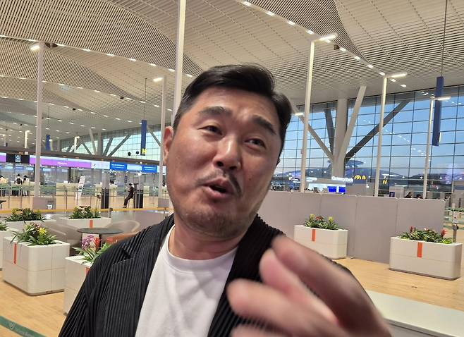 인터뷰하는 NC 다이노스 이호준 감독 (영종도=연합뉴스) 김경윤 기자 = 이호준 NC 다이노스 감독이 21일 스프링캠프 출국에 앞서 인천국제공항에서 취재진과 만나 인터뷰하고 있다. 2026.1.21. cycle@yna.co.kr