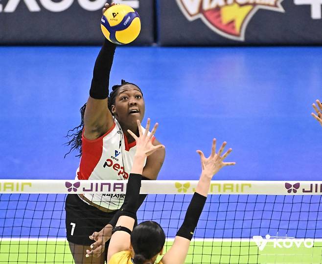 공격하는 페퍼저축은행의 조이(뒤쪽) [한국배구연맹 제공. 재판매 및 DB 금지]